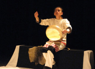 Céline Espardelier, Contes inuit - Assise au tambour