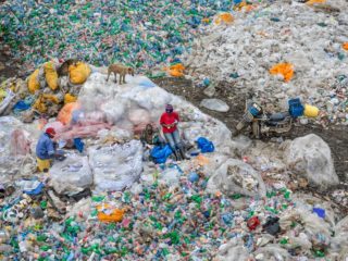 Edward Burtynsky, Dandora Landfill #3, Plastics Recycling, Nairobi, Kenya, 2016 © courtesy Nicholas Metivier Gallery, Toronto / Flowers Gallery, London