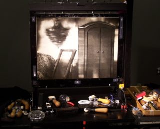 L'écran d'épingles et les outils de Michèle Lemieux